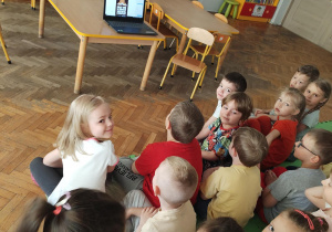Dzieci słuchają zadań od Misiowej Mamy